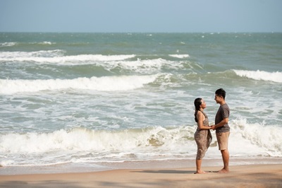 GOA के Romantic Beaches: कपल्स के लिए स्वर्ग 8 couples at beach 1
