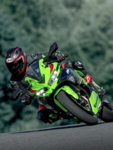 cropped kawasaki ninja zx4rr launched 2024 right race 2 min
