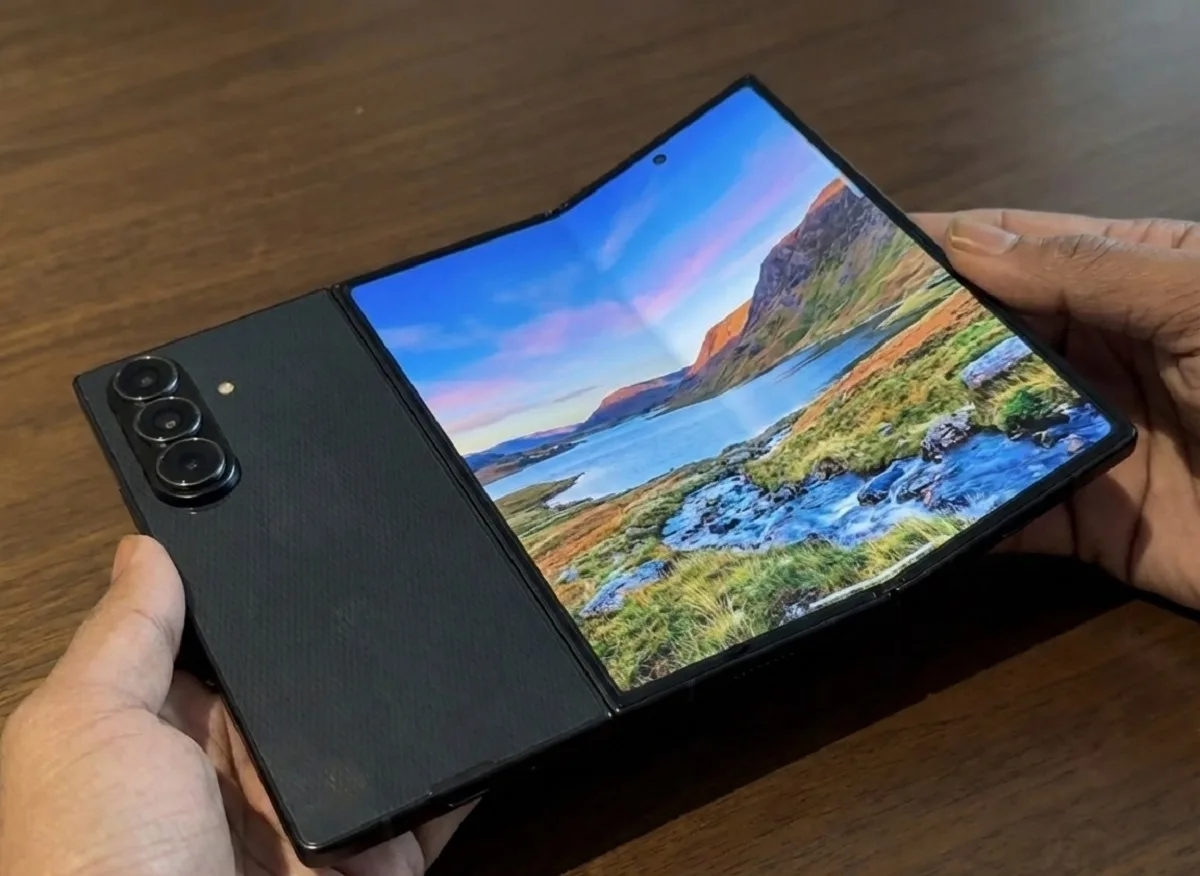 Apple रह गया पीछे, Samsung ने दिखाया अब तक का सबसे पतला ट्रिपल फोल्ड फोन 1 samsung galaxy z trifold thinnest triple fold phone